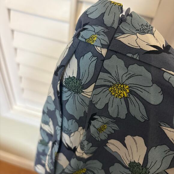 Loft Outlet Blue‎ Floral Pleated Soft Shorts Size 8 - Picture 4 of 8